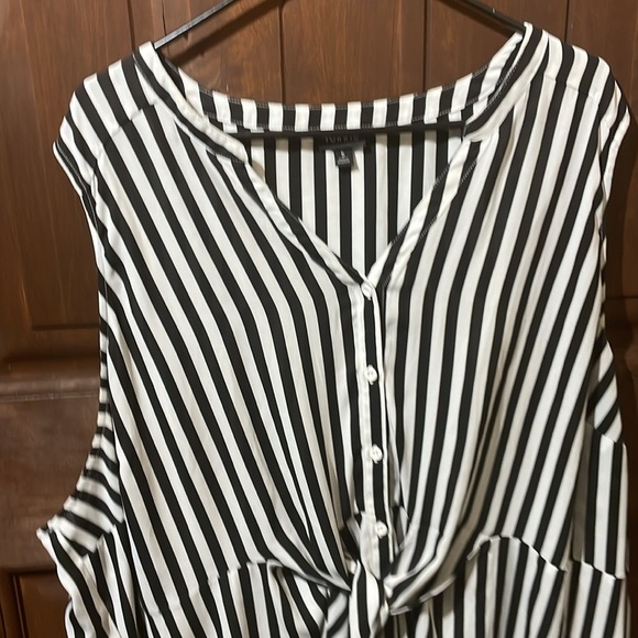 Torrid Black and White Sleeveless Tie Front Blouse size 5 - Picture 5 of 8